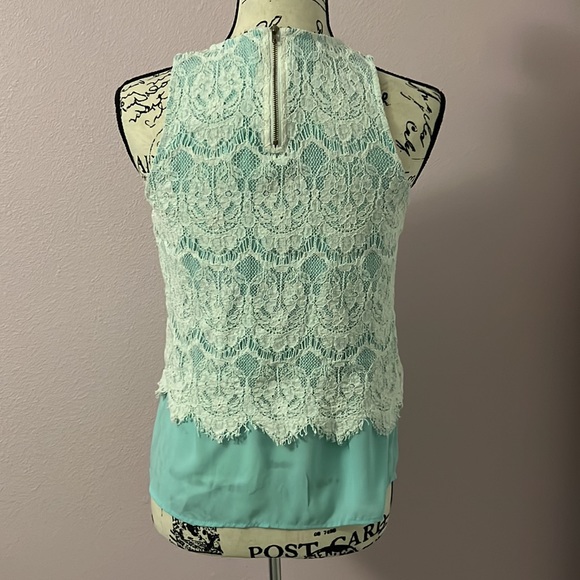 Lace and sheer sleeveless top - Picture 2 of 2